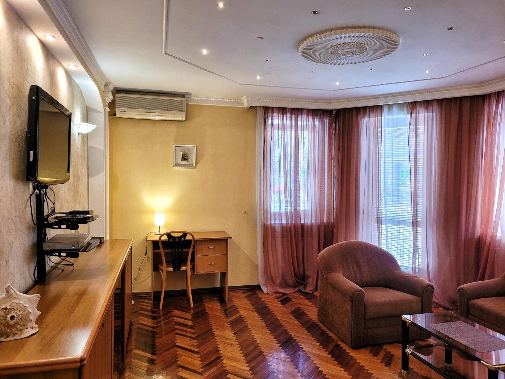 Home Hotel Apartments On Kontraktova Ploshcha Kyiv Exterior photo